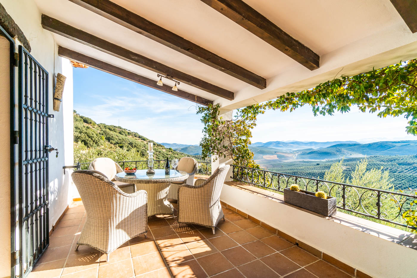 Comedor al aire libre junto a la cocina